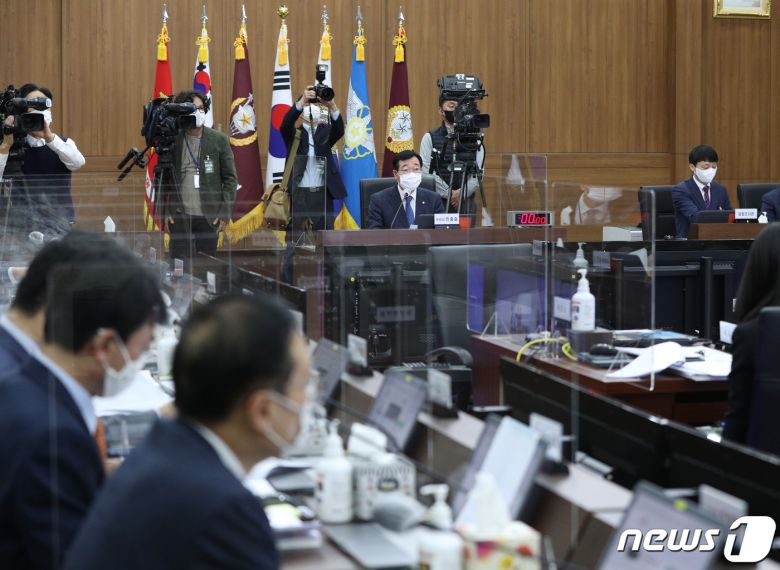 민홍철 국방위원장이 8일 서울 용산구 합동참모본부에서 열린 국회 국방위원회의 합동참모본부에 대한 국정감사에서 발언하고 있다. 2020.10.8/뉴스1 © News1 신웅수 기자
