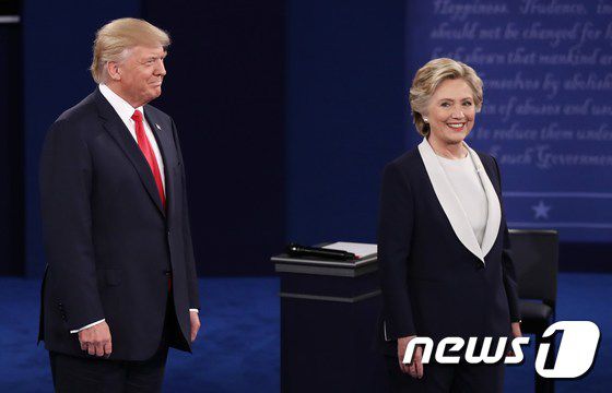 2016년 10월 9일 힐러리 클린턴 당시 미국 민주당 대선 후보와 도널드 트럼프 공화당 대선 후보가 미주리 주 세인트루이스의 워싱턴대학에서 열리는 타운홀 미팅 방식의 2차 TV토론을 위해 무대에 오르고 있다.© AFP=뉴스1 © News1 우동명 기자