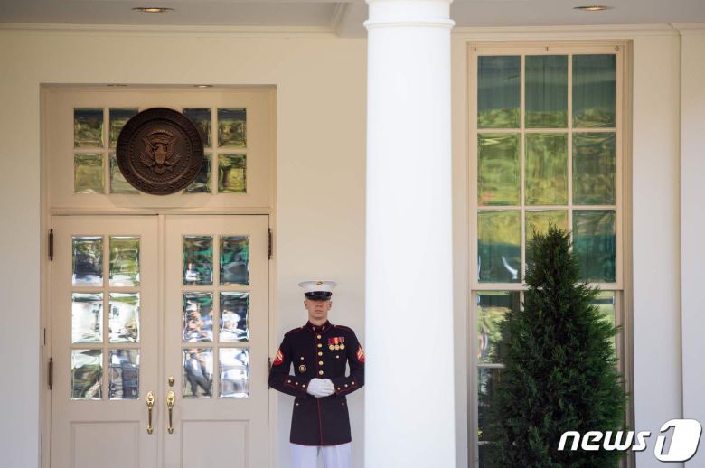 7일(현지시간) 도널드 트럼프 미국 대통령의 집무실이 있는 백악관 웨스트윙 문 앞에서 해병대 초병이 경계근무를 서고 있다. © AFP=뉴스1