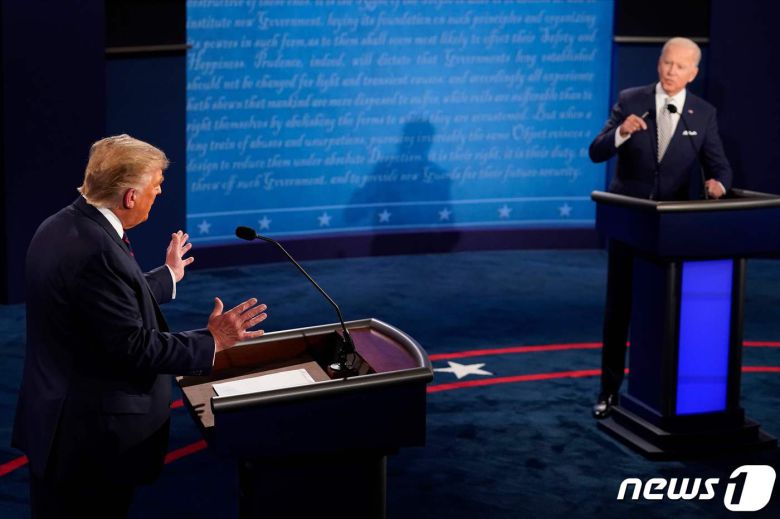 도널드 트럼프 미국 대통령과 조 바이든 민주당 대선 후보가 29일 (현지시간) 오하이오주 클리블랜드의 케이스 리저브 웨스턴 대학에서 첫 대선 TV토론을 벌이고 있다. © AFP=뉴스1 © News1 우동명 기자