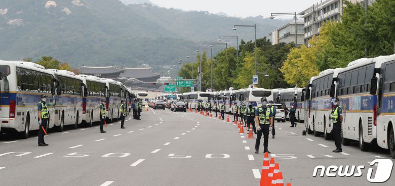 보수단체가 개천절 집회를 예고한 3일 서울 종로구 광화문 광장 일대가 펜스와 차벽으로 둘러 쌓여있다. 경찰은 보수단체가 신고한 차량을 이용한 '차량시위'(드라이브 스루)를 대부분 금지 통고하고 행정법원이 허가한 강동구 일대 9대 이하 차량시위만 허용했다. 2020.10.3/뉴스1 © News1 임세영 기자