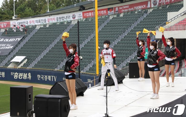 전국적 사회적 거리두기가 1단계로 하향 조정 발표된 11일 오후 서울 송파구 잠실야구장에서 열린 '2020 프로야구 신한은행 SOL KBO리그' NC다이노스와 LG트윈스의 경기에서 치어리더들이 선수들을 응원하고 있다. 정부가 신종 코로나바이러스 감염증(코로나19) 방역을 위한 사회적 거리두기 단계를 2단계에서 1단계로 완화하면서 두 달 만에 프로스포츠 ‘직관’이 가능해진다. 2020.10.11 /뉴스1 © News1 송원영 기자