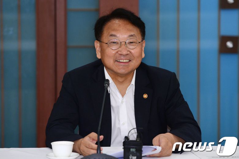 유일호 전 경제부총리 겸 기획재정부 장관. 2017.6.1/뉴스1 © News1 임세영 기자