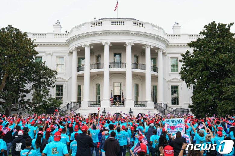 10일(현지시간) 오후 미국 백악관 앞에 도널드 트럼프 대통령의 연석을 듣기 위해 지지자들이 모여 있다. © AFP=뉴스1
