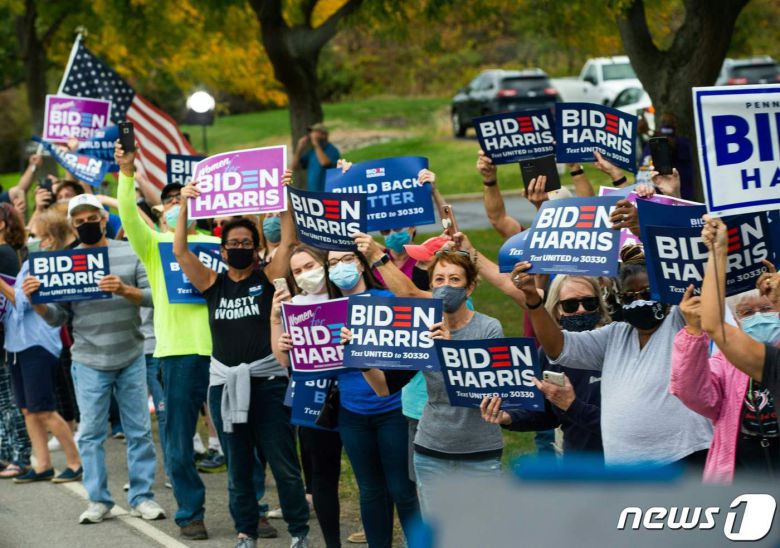 지난 10일(현지시간) 미국 펜실베이니아주 이리에서 조 바이든 민주당 대선 후보의 연설을 듣기 위해 지지자들이 모여있다. © AFP=뉴스1