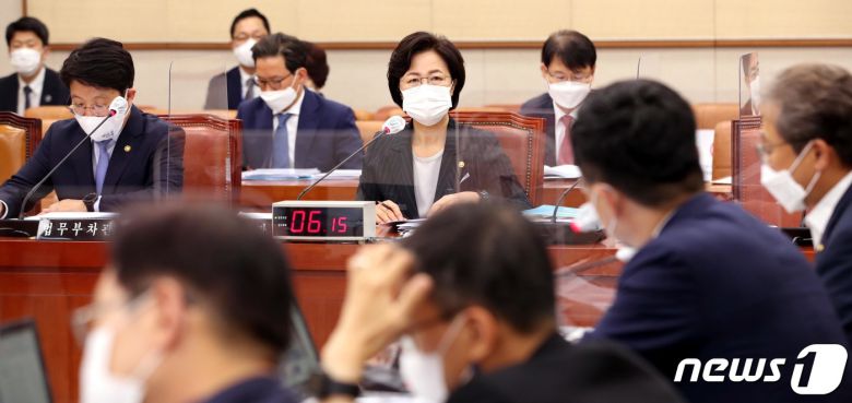 추미애 법무부 장관이 12일 오후 서울 여의도 국회에서 열린 법제사법위원회의 법무부 등에 대한 국정감사에서 의원들의 질의에 답하고 있다. 2020.10.12/뉴스1 © News1 신웅수 기자