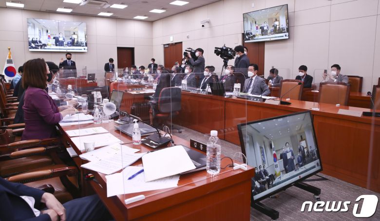 이수혁 주미대사가 12일 오전 서울 여의도 국회에서 열린 외교통일위원회의 주미대사관 등에 대한 국정감사에서 증인선서를 하고 있다. 이날 주미대사 국정감사는 코로나19 예방을 위해 화상으로 진행됐으며 해외 공관과 화상연결 국감은 헌정사상 처음이다. 2020.10.12/뉴스1 © News1 신웅수 기자