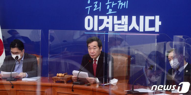 이낙연 더불어민주당 대표가 12일 오전 서울 여의도 국회에서 열린 최고위원회의에서 발언하고 있다. 2020.10.12/뉴스1 © News1 신웅수 기자