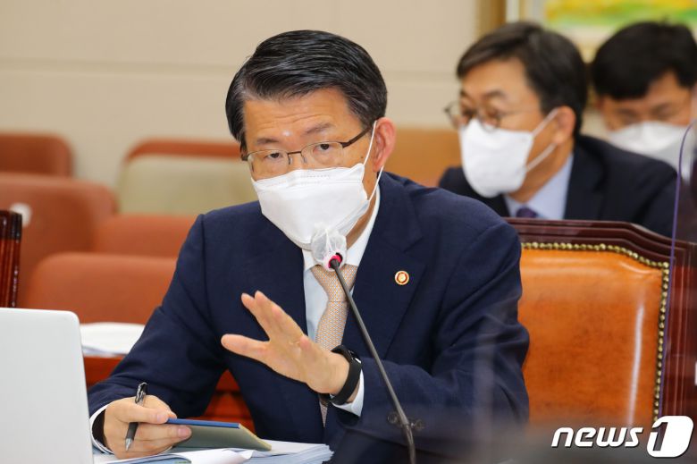 은성수 금융위원장이 12일 서울 여의도 국회에서 열린 정무위원회의 금융위원회 등에 대한 국정감사에서 의원들의 질의에 답하고 있다. 2020.10.12/뉴스1 © News1 신웅수 기자