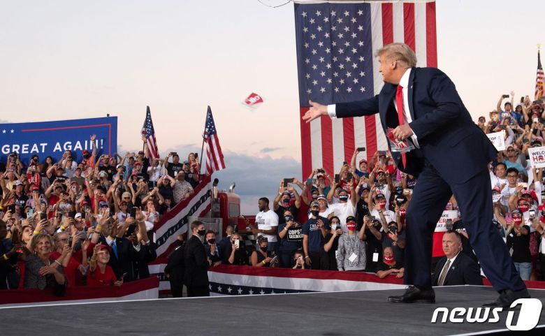 마스크를 던지고 있는 도널드 트럼프 미국 대통령. © AFP=뉴스1