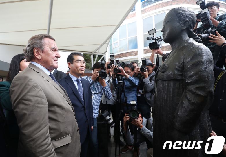 게르하르트 슈뢰더(Gerhard Schroder) 전 독일총리가 11일 오후 경기도 광주시 일본군 위안부 피해자 할머니 쉼터 나눔의집을 방문해 소녀상을 바라보고 있다. 2017.9.11/뉴스1 © News1 오장환 기자
