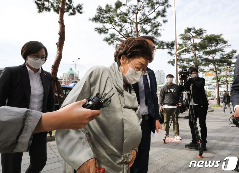 일본군 위안부 피해자 이용수 할머니가 독일의 '평화의 소녀상' 철거 명령 철회 촉구서를 전달하기 위해 14일 서울 중구 주한 독일대사관으로 향하고 있다. 2020.10.12/뉴스1 © News1 허경 기자