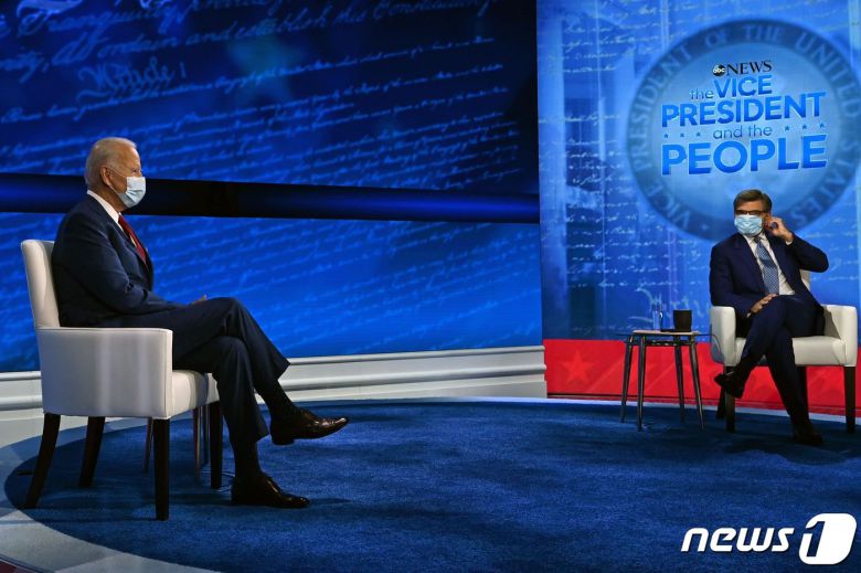 조 바이든 미국 민주당 대선후보가 15일 (현지시간) 펜실베이니아주 필라델피아의 국립 헌법센터에서 열린 ABC 뉴스 타운홀 행사서 진행자 조지 스테파노풀로스와 얘기를 나누고 있다. © AFP=뉴스1 © News1 우동명 기자