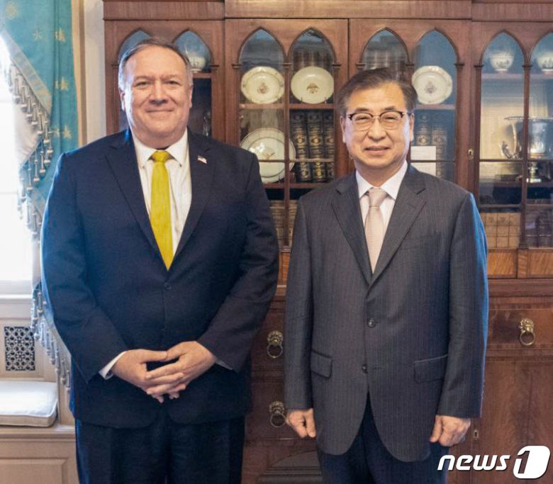 서훈 국가안보실장과 마이크 폼페이오 미국 국무장관이 15일(현지시간) 오후 미국 워싱턴DC 국무부에서 면담을 시작하기 전 기념촬영을 하고 있다. (청와대 제공) 2020.10.16/뉴스1