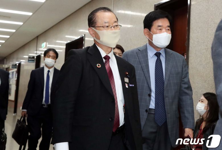 가와무라 다케오 일한의원연맹 간사장이 18일 오후 서울 여의도 국회에서 이낙연 더불어민주당 대표와 비공개 면담을 하기 위해 김진표 의원의 안내를 받아 당대표실로 향하고 있다. 2020.10.18/뉴스1 © News1 신웅수 기자