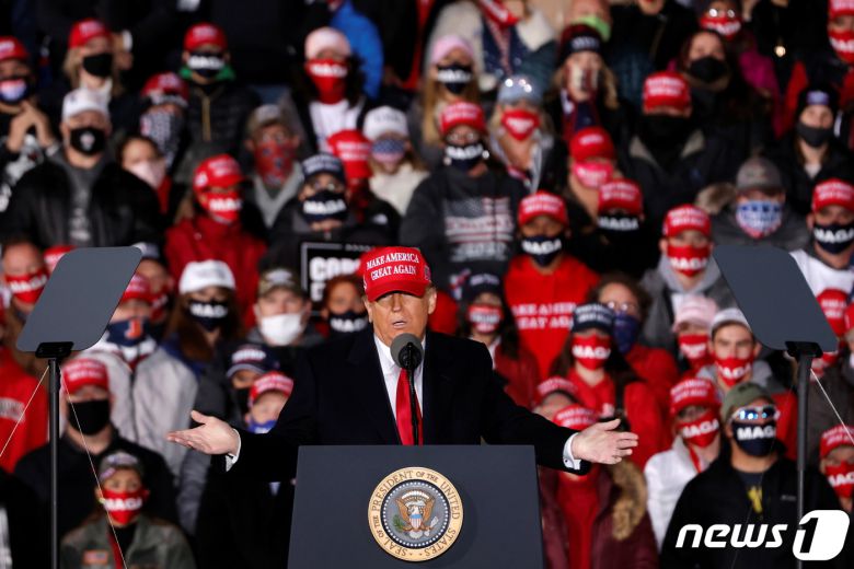 도널드 트럼프 미국 대통령이 17일(현지시간) 위스콘신주 제인스비리에 있는 서던 위스콘신 공항에서 유세를 벌이고 있다. © 로이터=뉴스1