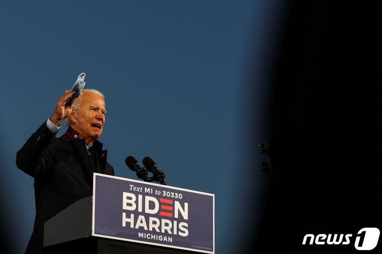 조 바이든 미국 민주당 대선 후보가 16일(현지시간) 미시건주 노비에 있는 미시건 주 페어그라운드에서 열린 유권자 투표 참여 독려 행사에서 연설을 하고 있다.© 로이터=뉴스1