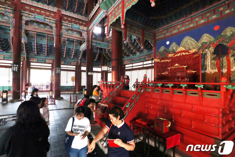 지난해 서울 종로구 경복궁 근정전에서 '근정전 내부 특별관람'을 신청해 선정된 시민들이 내부를 둘러보고 있다. /뉴스1 © News1 민경석 기자