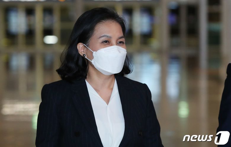 유명희 산업통상자원부 통상교섭본부장이 세계무역기구(WTO) 차기 사무총장 선출 최종 라운드의 회원국 간 협의(Consultation) 절차에 대비해 13일 새벽 인천국제공항을 통해 출국하고 있다. 차기 WTO 사무총장 선거는 총 8명의 후보자중 1~2라운드를 거치는 동안 6명이 탈락하고 유명희 본부장과 응고지 오콘조-이웰라(Ngozi Okonjo-Iweala) 나이지리아 전 재무장관이 경합을 벌이고 있다. 2020.10.13/뉴스1 © News1 박정호 기자