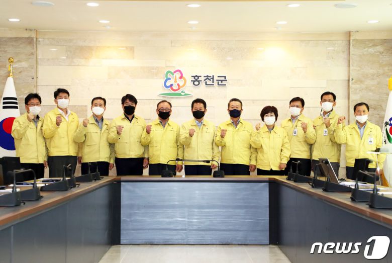 홍천군이 19일 지역 주민들의 생활안정과 지역경제 활성화를 위해 모든 군민에게 2차 재난기본소득(1인당 10만원 홍천사랑상품권)을 지급하기로 결정했다.(홍천군 제공) © 뉴스1