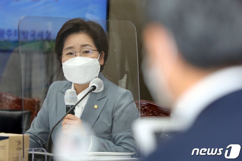 양향자 더불어민주당 의원이 20일 오전 광주지방국세청에서 열린 국회 기획재정위원회의 광주지방국세청, 한국은행 광주전남본부·목포본부에 대한 국정감사에서 질의하고 있다. 2020.10.20 /뉴스1 © News1 황희규 기자