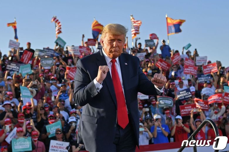 도널드 트럼프 미국 대통령이 19일(현지시간) 애리조나주 투손 국제공항에서 열린 대선 집회에서 연설을 마치고 떠나며 춤을 추고 있다. © AFP=뉴스1 © News1 우동명 기자
