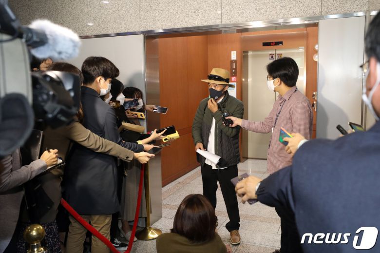 서해 피살 공무원의 친형인 이래진씨가 21일 오전 서울 종로구 정부서울청사 별관에서 강경화 외교부장관과의 면담을 마치고 취재진 질문에 답하고 있다. 2020.10.21/뉴스1 © News1 황기선 기자