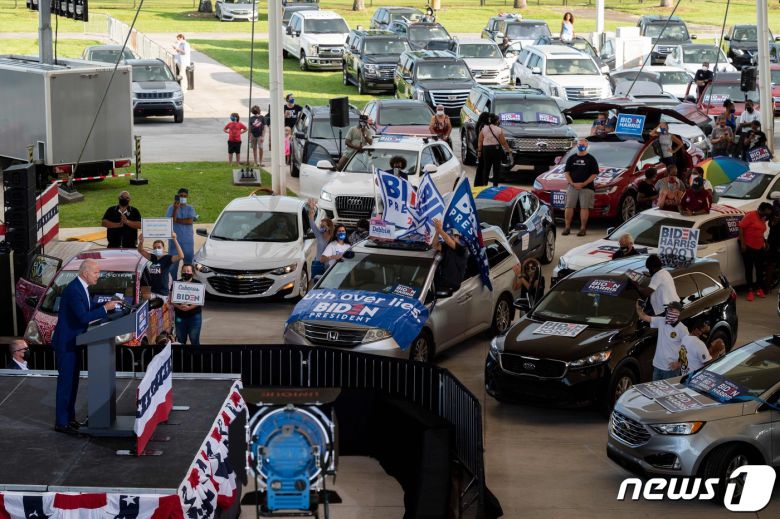 조 바이든 미국 민주당 대선 후보가 13일(현지시간) 플로리다주 미라마에서 열린 드라이브 인 선거집회서 연설을 하고 있다. © AFP=뉴스1 © News1 우동명 기자