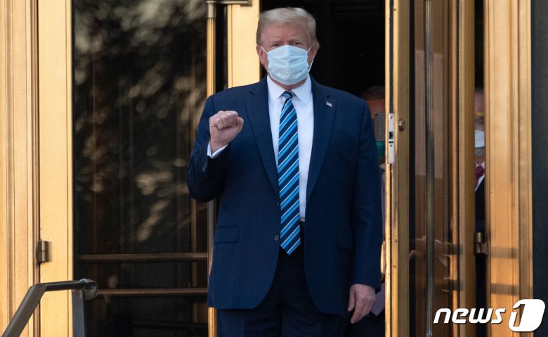 도널드 트럼프 미국 대통령이 5일(현지시간) 코로나19 확진으로 치료를 받던 메릴랜드주 베데스다의 월터리드 군 병원에서 퇴원을 하고 있다. © AFP=뉴스1 © News1 우동명 기자