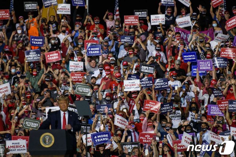 도널드 트럼프 미국 대통령이 21일(현지시각) 대선 경합 주인 노스캐롤라이나주 개스토니아 공항에서 열린 대선집회서 연설을 하고 있다. © AFP=뉴스1 © News1 우동명 기자