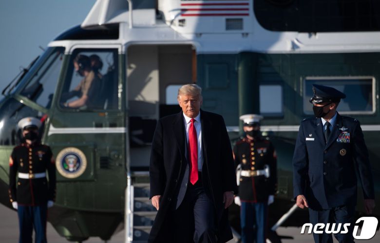 도널드 트럼프 미국 대통령이 21일(현지시각) 대선 경합 주인 노스캐롤라이나주 대선집회에 참석하기 위해 워싱턴 인근 앤드루스 공군기지서 전용헬기를 내리고 있다. © AFP=뉴스1 © News1 우동명 기자