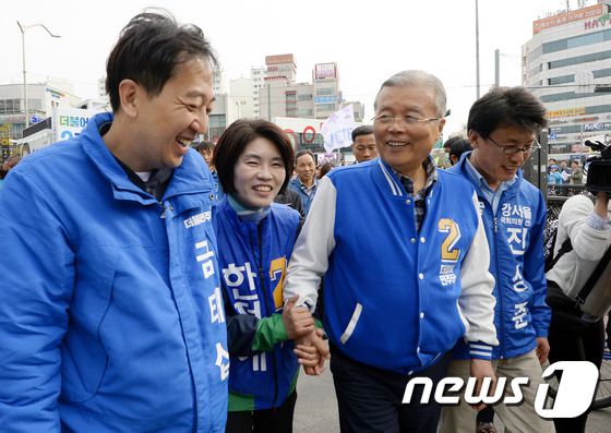 김종인 더불어민주당 비상대책위원회 대표가 제20대 국회의원 선거를 하루 앞둔 12일 오후 서울 강서구 발산역 인근에서 열린 금태섭(강서갑), 진성준(강서을), 한정애(강서병) 후보 지원 유세를 마친 뒤 차로 향하며 후보들을 격려하고 있다. 2016.4.12/뉴스1 © News1 안은나 기자