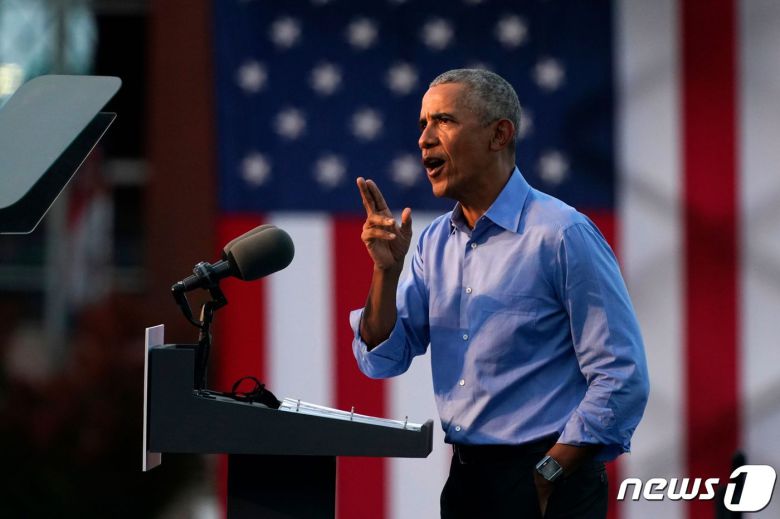버락 오바마 전 미국 대통령이 21일(현지시각) 펜실베이니아주 필라델피아에서 열린 민주당 대선집회서 바이든 후보 지원유세를 하고 있다. © AFP=뉴스1 © News1 우동명 기자