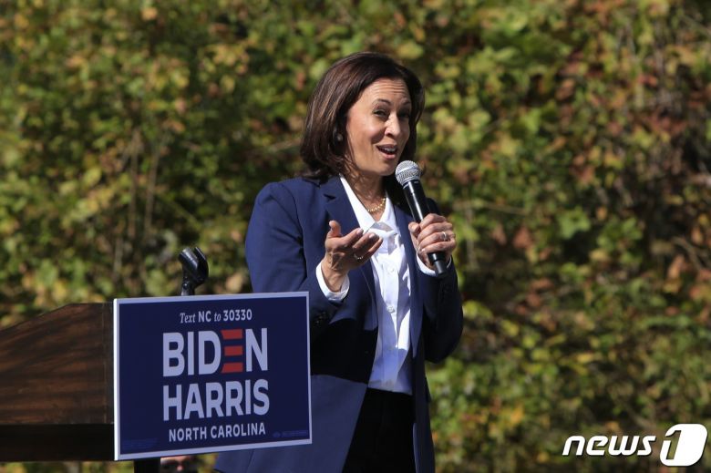 카멀라 해리스 미국 민주당 부통령 후보가 21일(현지시각) 대선 경합주인 노스캐롤라이나주 애슈빌의 대학교에서 열린 투표 촉구 행사서 연설을 하고 있다. © AFP=뉴스1 © News1 우동명 기자