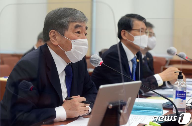 윤석헌 금감원장이 23일 국회에서 열린 정무위원회의 금융위원회·금융감독원에 대한 종합감사에서 의원들의 질의에 답하고 있다. 2020.10.23/뉴스1 © News1 박세연 기자