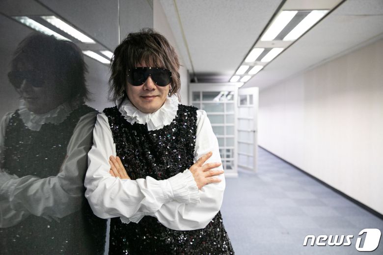 가수 김장훈이 서울 종로구 뉴스1 본사에서 인터뷰에 앞서 포즈를 취하고 있다.  © News1 이승배 기자