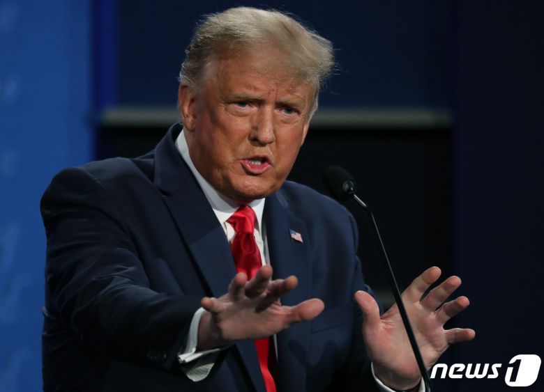 도널드 트럼프 미국 대통령이 22일(현지시간) 테네시주 내슈빌의 벨몬트대학에서 열린 조 바이든 민주당 대선후보와의 마지막 TV토론에 참석해 발언을 하고 있다. © AFP=뉴스1 © News1 우동명 기자
