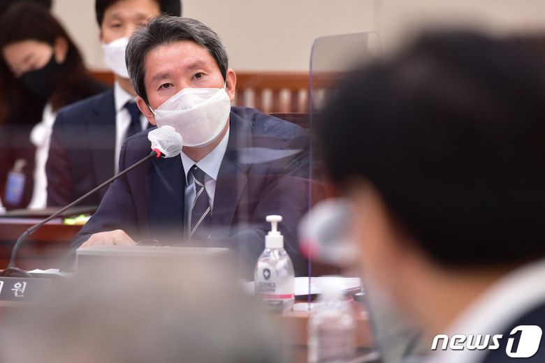 이인영 통일부 장관이 23일 서울 여의도 국회에서 열린 외교통일위원회의 통일부 등에 대한 종합 국정감사에서 의원 질의에 답변을 하고 있다. 2020.10.23/뉴스1 © News1 박세연 기자