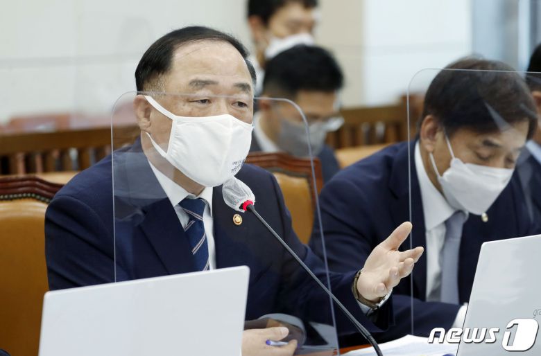 홍남기 경제부총리 겸 기획재정부 장관이 23일 서울 여의도 국회에서 열린 기획재정위원회의 기획재정부, 한국은행 등에 대한 종합국정감사에서 질의에 답변하고 있다. 2020.10.23/뉴스1 © News1 박세연 기자