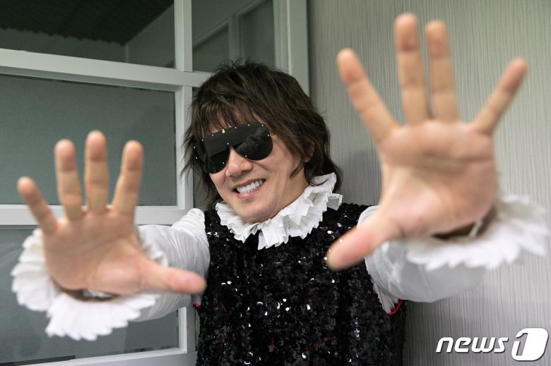 가수 김장훈이 서울 종로구 뉴스1 본사에서 인터뷰에 앞서 포즈를 취하고 있다.  © News1 이승배 기자