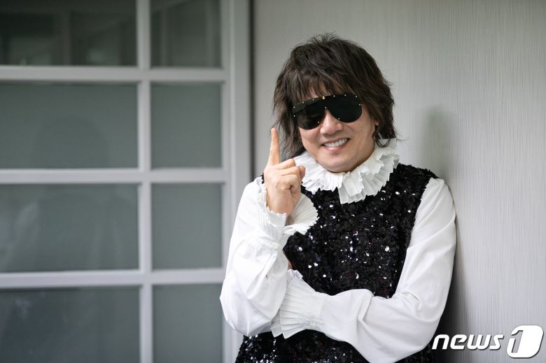 가수 김장훈이 서울 종로구 뉴스1 본사에서 인터뷰에 앞서 포즈를 취하고 있다.  © News1 이승배 기자