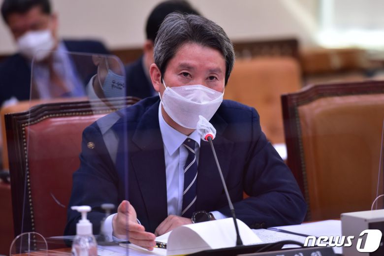 이인영 통일부 장관이 23일 서울 여의도 국회에서 열린 외교통일위원회의 통일부 등에 대한 종합 국정감사에서 의원 질의에 답변을 하고 있다. 2020.10.23/뉴스1 © News1 박세연 기자