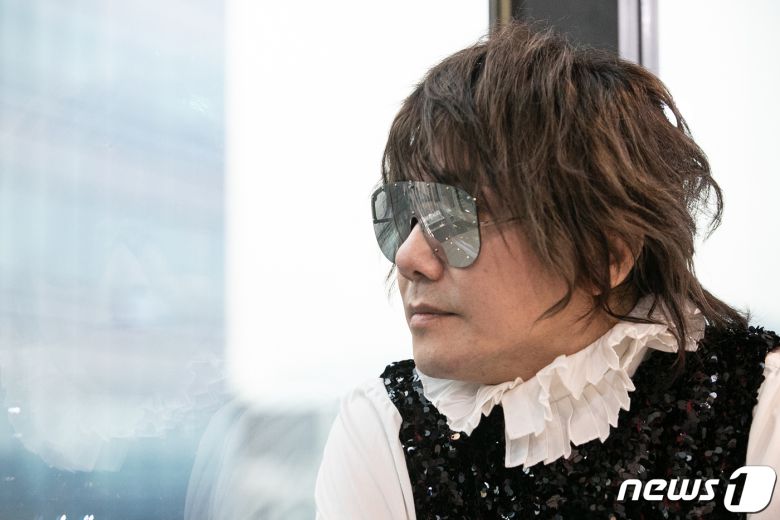 가수 김장훈이 서울 종로구 뉴스1 본사에서 인터뷰에 앞서 포즈를 취하고 있다.  © News1 이승배 기자