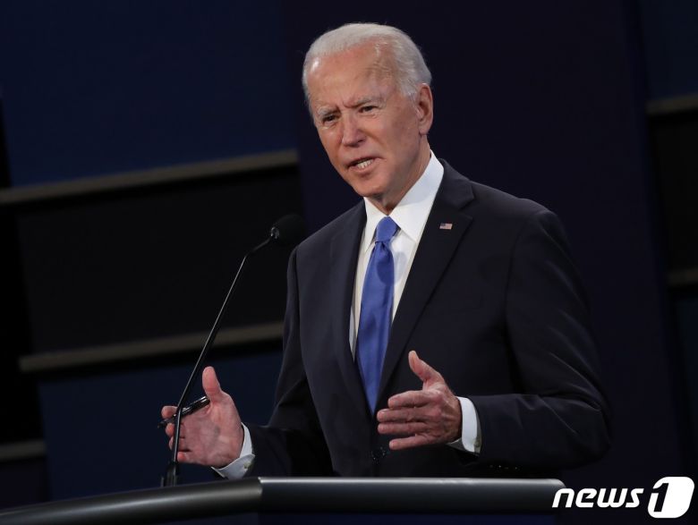조 바이든 미국 민주당 대선후보가 22일(현지시간) 테네시주 내슈빌의 벨몬트대학에서 열린 도널드 트럼프 대통령과의 마지막 TV토론에 참석해 발언을 하고 있다. © AFP=뉴스1 © News1 우동명 기자