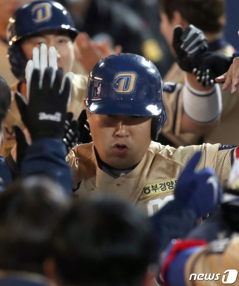 24일 오후 창원NC파크에서 열린 2020 프로야구 신한은행 SOL KBO리그 NC 다이노스와 LG 트윈스의 경기에서 5회말 1사 주자 2루 상황 NC 양의지가 투런 홈런을 치고 덕아웃에서 동료들과 기쁨을 나누고 있다. 2020.10.24/뉴스1 © News1 여주연 기자