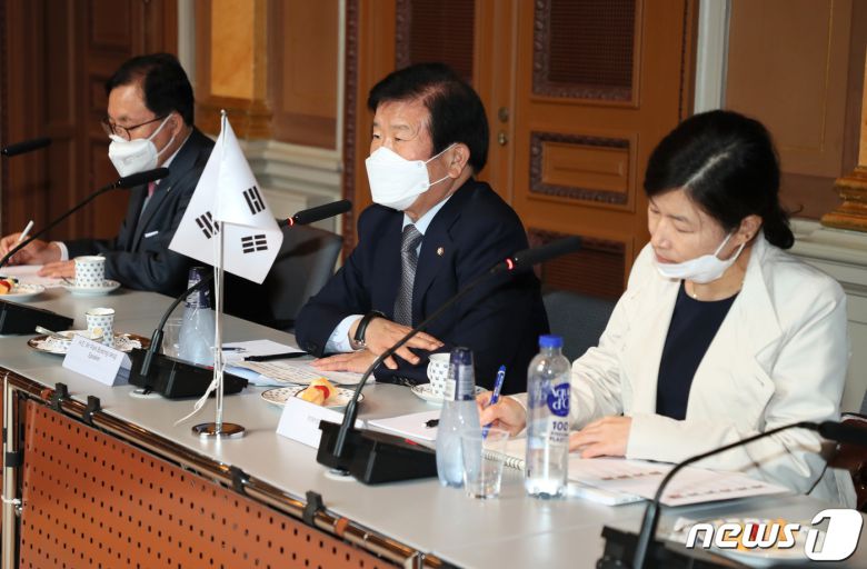 박병석 국회의장이 지난달 9월29일 오후(현지시간) 스톡홀름에 있는 스웨덴 국회에서 안드레아스 노를리엔 스웨덴 국회의장과 회담을 하고 있다. (국회 제공)2020.9.30/뉴스1 © News1 박세연 기자