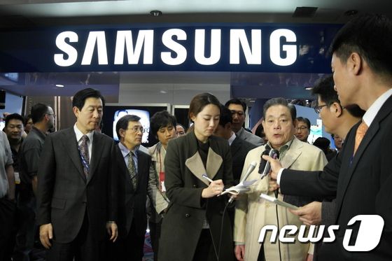 이건희 삼성그룹 회장이 25일 서울 일원동 서울삼성병원에서 별세했다. 향년 78세. 1942년 에서 태어난 고인(故人)은 부친인 이병철 삼성창업주 별세 이후 1987년 삼성그룹 2대 회장에 올라 삼성그룹을 이끌었다. 사진은 2012년 1월 12일(현지시간) 미국 라스베이거스에서 열린 세계가전박람회(CES) 2012에 참석한 이건희 삼성전자 회장(오른쪽 세 번째)이 기자들의 인터뷰에 응하고 있다. (삼성전자 제공)2020.10.25/뉴스1