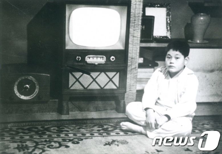 이건희 삼성그룹 회장이 25일 서울 일원동 서울삼성병원에서 별세했다. 향년 78세. 1942년에 태어난 고인(故人)은 부친인 이병철 삼성창업주 별세 이후 1987년 삼성그룹 2대 회장에 올라 삼성그룹을 이끌었다. 사진은 이건희 회장 유년 모습. (삼성전자 제공)2020.10.25/뉴스1