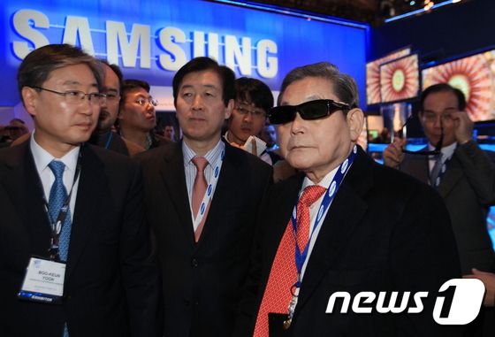 이건희 삼성그룹 회장이 25일 서울 일원동 서울삼성병원에서 별세했다. 향년 78세. 1942년 에서 태어난 고인(故人)은 부친인 이병철 삼성창업주 별세 이후 1987년 삼성그룹 2대 회장에 올라 삼성그룹을 이끌었다. 사진은 이건희 삼성전자 회장이 2010년 1월 7일(현지시간) 미국 라스베이거스에서 열린 세계가전전시회(CES) 2010에서 부스를 둘러보고 있다. (삼성전자 제공)2020.10.25/뉴스1