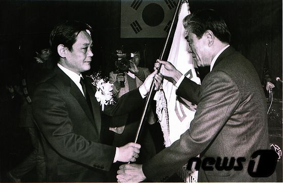 이건희 삼성그룹 회장이 25일 서울 일원동 서울삼성병원에서 별세했다. 향년 78세. 1942년 에서 태어난 고인(故人)은 부친인 이병철 삼성창업주 별세 이후 1987년 삼성그룹 2대 회장에 올라 삼성그룹을 이끌었다. 사진은 1987년 이건희 삼성전자 회장(왼쪽) 취임 당시.(삼성전자 제공)2020.10.25/뉴스1